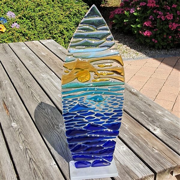 Glaskunst med solnedgang over havet